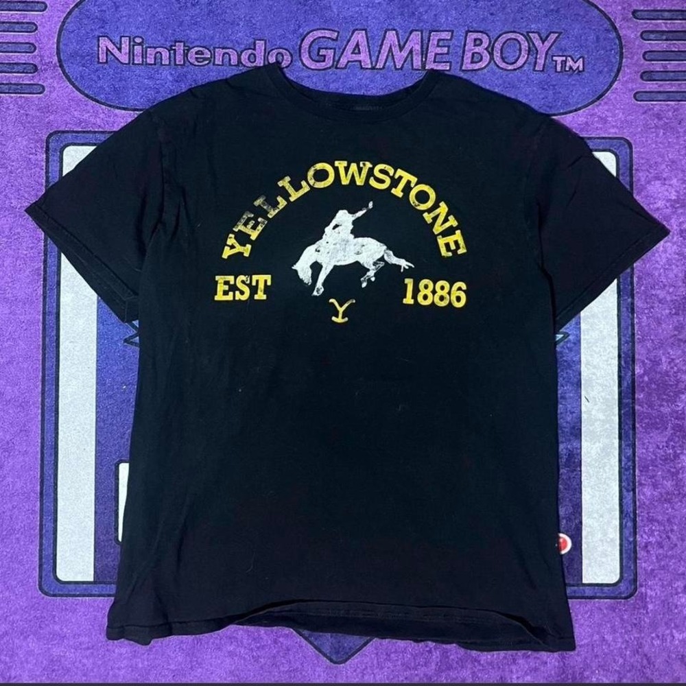 Large retro vintage black and yellow  Yellowstone T-shirt